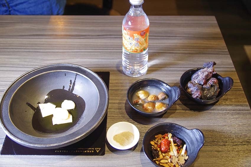 【新莊火鍋推薦】『狂一鍋 新莊復興店』近新莊站/一位難求的台 【新莊火鍋推薦】『狂一鍋 新莊復興店』近新莊站/一位難求的台