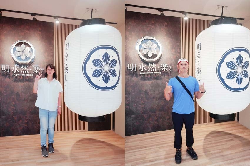 與大燈籠合照.jpg 與大燈籠合照.jpg