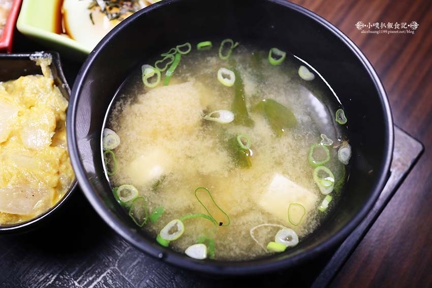 【台北中山站美食】『新丼』近中山站/平價、高CP值/創意丼飯 【台北中山站美食】『新丼』近中山站/平價、高CP值/創意丼飯