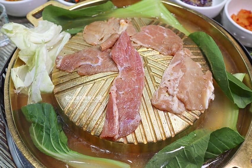 【西門美食】『阿豬嘻烤肉村 西門店』近西門站/銅盤烤肉+部隊 【西門美食】『阿豬嘻烤肉村 西門店』近西門站/銅盤烤肉+部隊