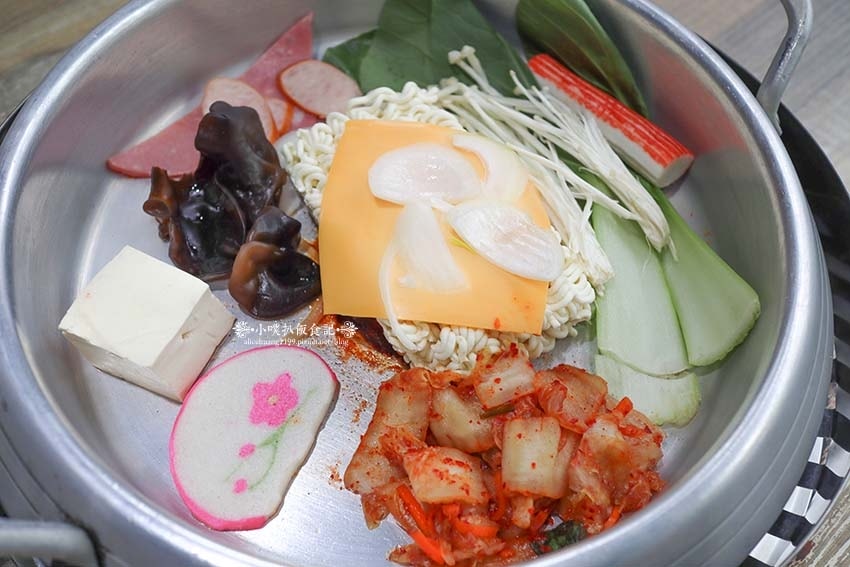 【西門美食】『阿豬嘻烤肉村 西門店』近西門站/銅盤烤肉+部隊 【西門美食】『阿豬嘻烤肉村 西門店』近西門站/銅盤烤肉+部隊