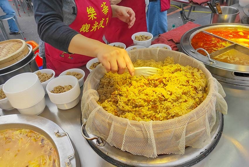 【樂華夜市美食】『郭記麻辣臭豆腐』人氣排隊美食/樂華夜市必吃 【樂華夜市美食】『郭記麻辣臭豆腐』人氣排隊美食/樂華夜市必吃