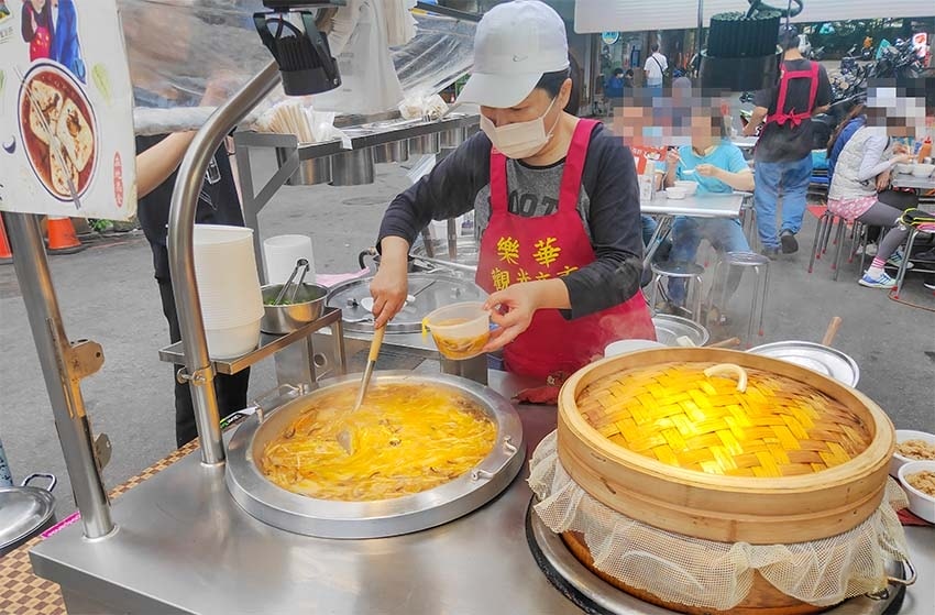 【樂華夜市美食】『郭記麻辣臭豆腐』人氣排隊美食/樂華夜市必吃 【樂華夜市美食】『郭記麻辣臭豆腐』人氣排隊美食/樂華夜市必吃