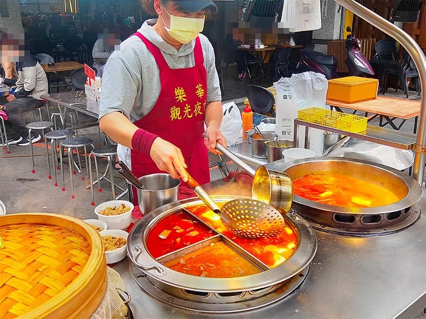 【樂華夜市美食】『郭記麻辣臭豆腐』人氣排隊美食/樂華夜市必吃 【樂華夜市美食】『郭記麻辣臭豆腐』人氣排隊美食/樂華夜市必吃