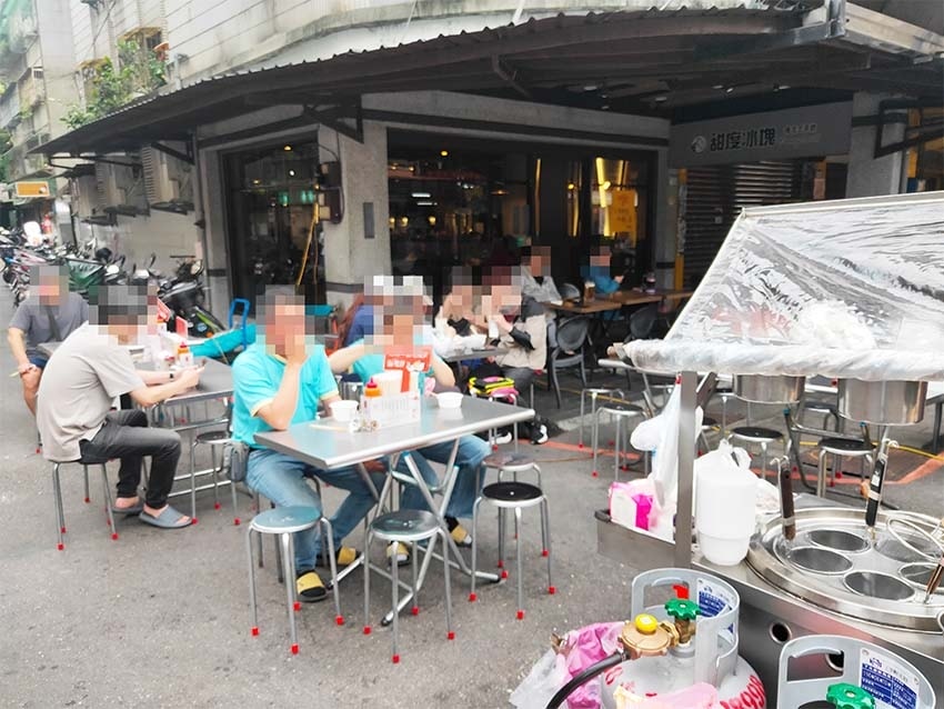 【樂華夜市美食】『郭記麻辣臭豆腐』人氣排隊美食/樂華夜市必吃 【樂華夜市美食】『郭記麻辣臭豆腐』人氣排隊美食/樂華夜市必吃