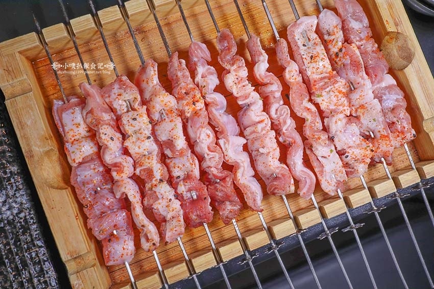 【西門町美食】『羊騷殿』近西門站/全台首間自動燒烤羊肉串,輕 【西門町美食】『羊騷殿』近西門站/全台首間自動燒烤羊肉串,輕