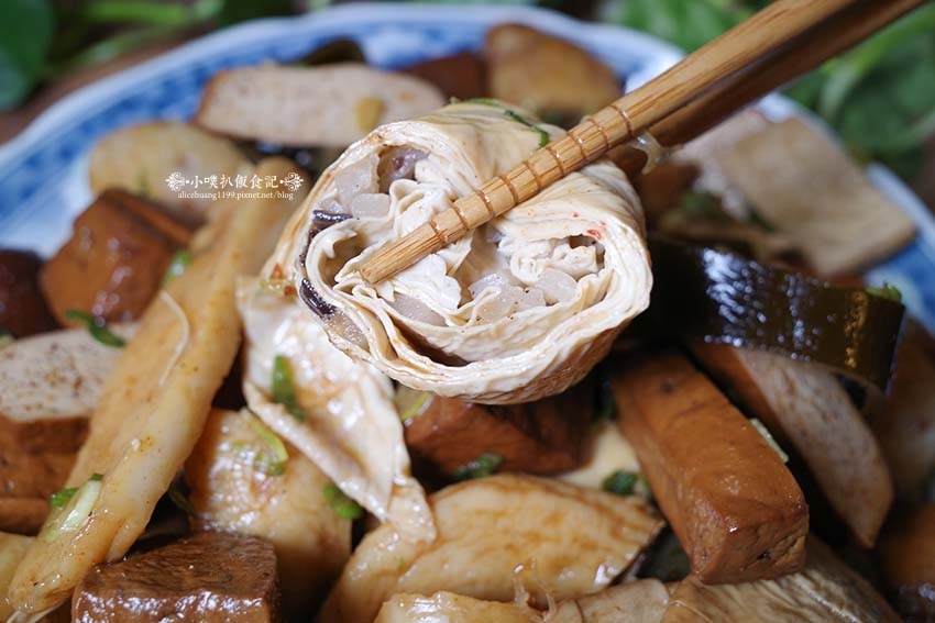 【樂華夜市美食】『媛媛樂華煙燻滷味』超人氣排隊美食/雞爪一支 【樂華夜市美食】『媛媛樂華煙燻滷味』超人氣排隊美食/雞爪一支