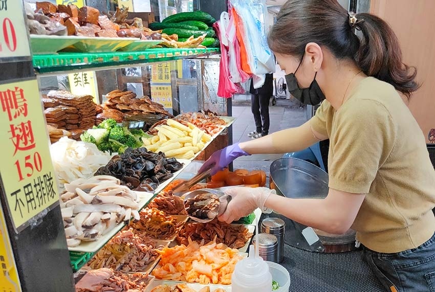 【樂華夜市美食】『媛媛樂華煙燻滷味』超人氣排隊美食/雞爪一支 【樂華夜市美食】『媛媛樂華煙燻滷味』超人氣排隊美食/雞爪一支