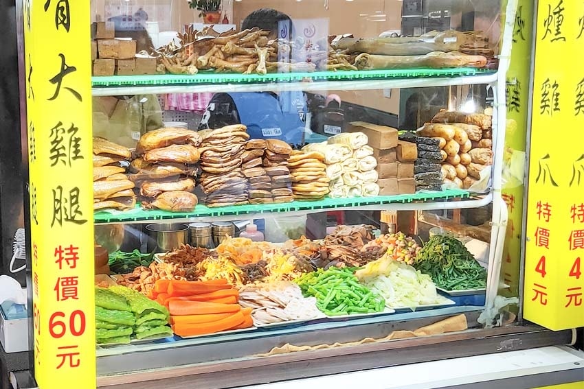 【樂華夜市美食】『媛媛樂華煙燻滷味』超人氣排隊美食/雞爪一支 【樂華夜市美食】『媛媛樂華煙燻滷味』超人氣排隊美食/雞爪一支