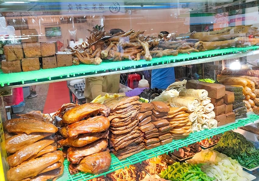 【樂華夜市美食】『媛媛樂華煙燻滷味』超人氣排隊美食/雞爪一支 【樂華夜市美食】『媛媛樂華煙燻滷味』超人氣排隊美食/雞爪一支