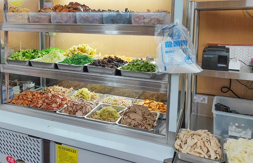 【樂華夜市美食】『媛媛樂華煙燻滷味』超人氣排隊美食/雞爪一支 【樂華夜市美食】『媛媛樂華煙燻滷味』超人氣排隊美食/雞爪一支