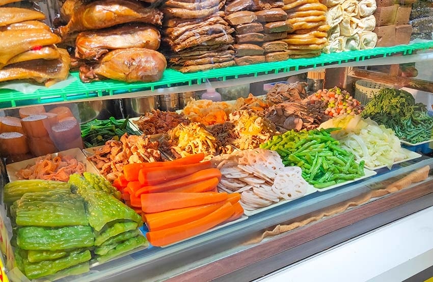 【樂華夜市美食】『媛媛樂華煙燻滷味』超人氣排隊美食/雞爪一支 【樂華夜市美食】『媛媛樂華煙燻滷味』超人氣排隊美食/雞爪一支