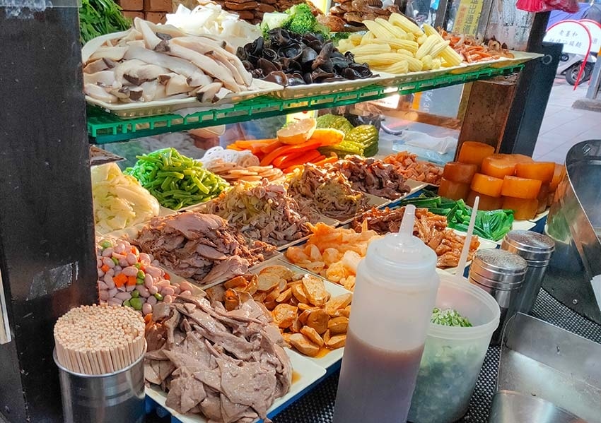 【樂華夜市美食】『媛媛樂華煙燻滷味』超人氣排隊美食/雞爪一支 【樂華夜市美食】『媛媛樂華煙燻滷味』超人氣排隊美食/雞爪一支