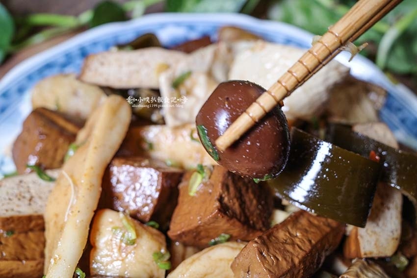 【樂華夜市美食】『媛媛樂華煙燻滷味』超人氣排隊美食/雞爪一支 【樂華夜市美食】『媛媛樂華煙燻滷味』超人氣排隊美食/雞爪一支