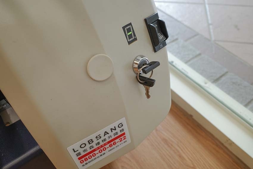 【樓梯升降椅推薦】『羅布森樓梯升降椅』樓梯升降椅第一品牌/M 【樓梯升降椅推薦】『羅布森樓梯升降椅』樓梯升降椅第一品牌/M