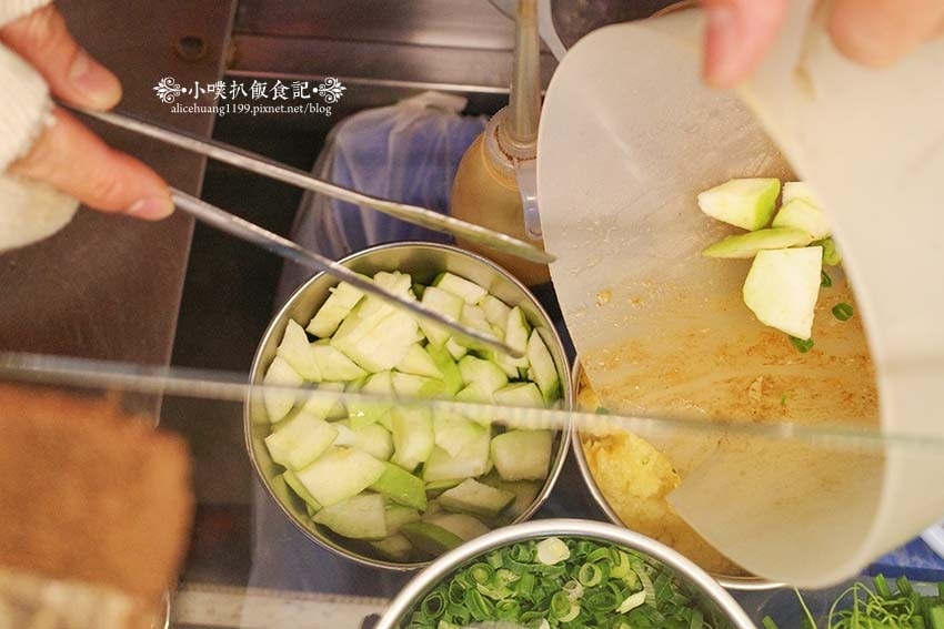 【樂華夜市美食】『小么雞鹹水雞 樂華夜市店』排隊美食/雞肉以 【樂華夜市美食】『小么雞鹹水雞 樂華夜市店』排隊美食/雞肉以