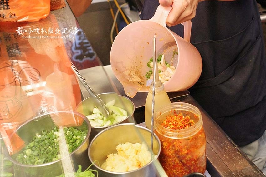 【樂華夜市美食】『小么雞鹹水雞 樂華夜市店』排隊美食/雞肉以 【樂華夜市美食】『小么雞鹹水雞 樂華夜市店』排隊美食/雞肉以