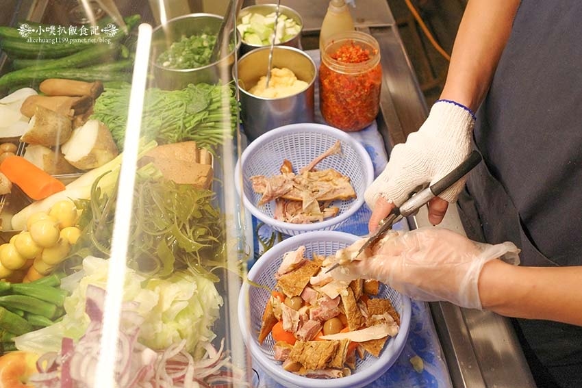 【樂華夜市美食】『小么雞鹹水雞 樂華夜市店』排隊美食/雞肉以 【樂華夜市美食】『小么雞鹹水雞 樂華夜市店』排隊美食/雞肉以