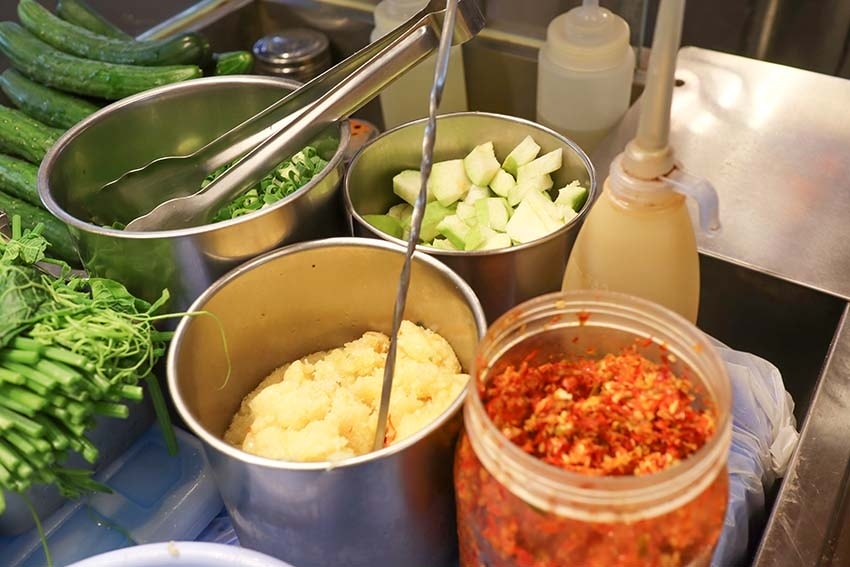 【樂華夜市美食】『小么雞鹹水雞 樂華夜市店』排隊美食/雞肉以 【樂華夜市美食】『小么雞鹹水雞 樂華夜市店』排隊美食/雞肉以