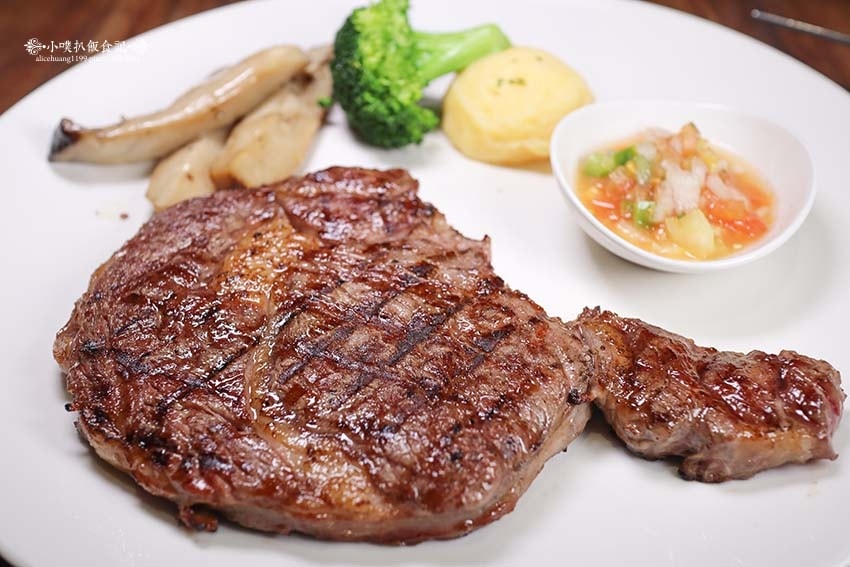 【台北美食】『亨利客原味炭烤牛排』近六張犁站/高CP值/以平 【台北美食】『亨利客原味炭烤牛排』近六張犁站/高CP值/以平