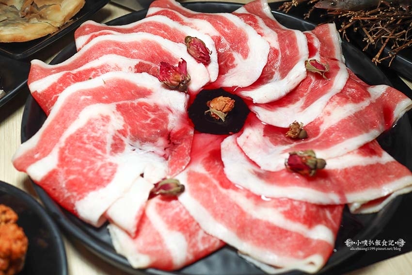 【蘆洲平價火鍋】『享初火鍋』近三民高中站/12種精心熬煮湯底 【蘆洲平價火鍋】『享初火鍋』近三民高中站/12種精心熬煮湯底