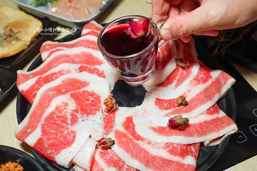 【蘆洲平價火鍋】『享初火鍋』近三民高中站/12種精心熬煮湯底 【蘆洲平價火鍋】『享初火鍋』近三民高中站/12種精心熬煮湯底