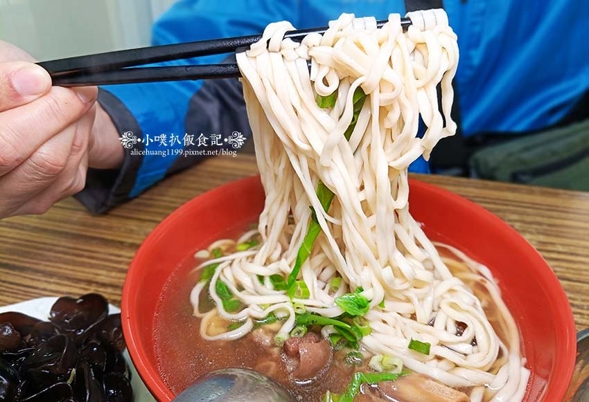 【高雄美食】『高雄手工外省麵-華榮路』近巨蛋站、瑞豐夜市/在 【高雄美食】『高雄手工外省麵-華榮路』近巨蛋站、瑞豐夜市/在