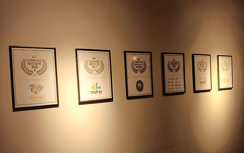 【台北美食】『王鍋屋逸仙創始總店』近市政府站/信義區精緻鍋物推薦/中日混血酸白菜鍋/老饕必吃,青花椒酸白菜鍋、帶皮黑毛五花豚