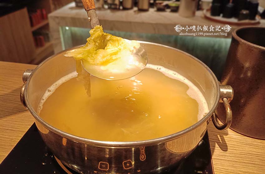 【台北美食】『王鍋屋逸仙創始總店』近市政府站/信義區精緻鍋物推薦/中日混血酸白菜鍋/老饕必吃,青花椒酸白菜鍋、帶皮黑毛五花豚