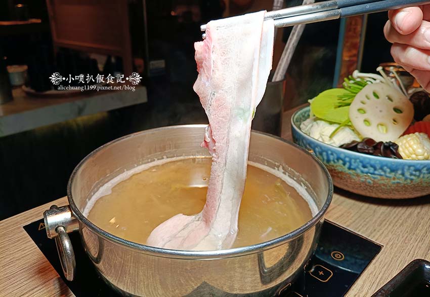 【台北美食】『王鍋屋逸仙創始總店』近市政府站/信義區精緻鍋物推薦/中日混血酸白菜鍋/老饕必吃,青花椒酸白菜鍋、帶皮黑毛五花豚