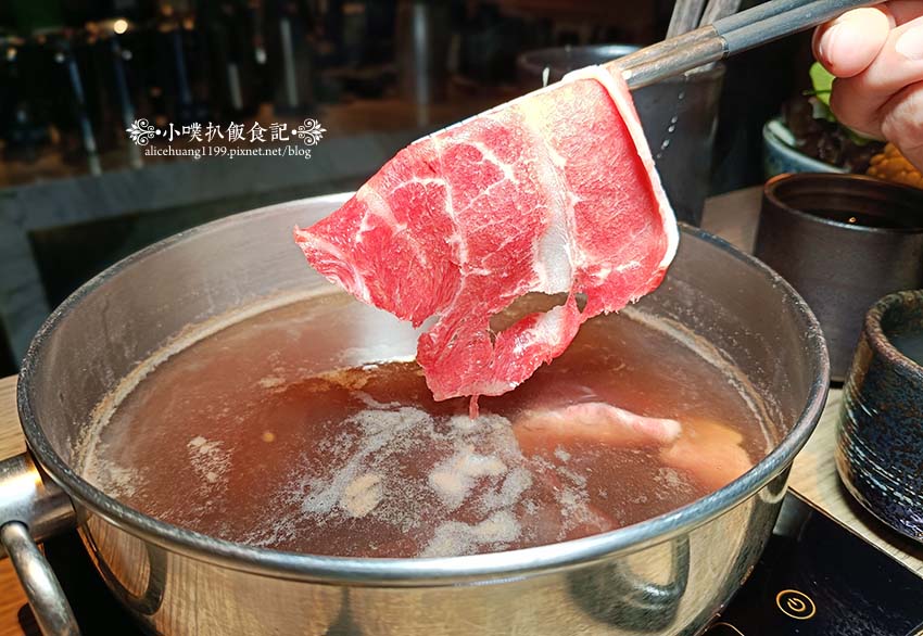 【台北美食】『王鍋屋逸仙創始總店』近市政府站/信義區精緻鍋物推薦/中日混血酸白菜鍋/老饕必吃,青花椒酸白菜鍋、帶皮黑毛五花豚