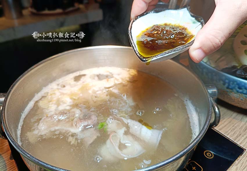 【台北美食】『王鍋屋逸仙創始總店』近市政府站/信義區精緻鍋物推薦/中日混血酸白菜鍋/老饕必吃,青花椒酸白菜鍋、帶皮黑毛五花豚