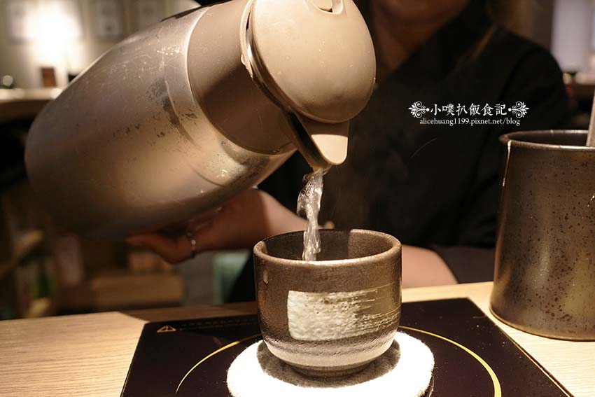 【台北美食】『王鍋屋逸仙創始總店』近市政府站/信義區精緻鍋物推薦/中日混血酸白菜鍋/老饕必吃,青花椒酸白菜鍋、帶皮黑毛五花豚