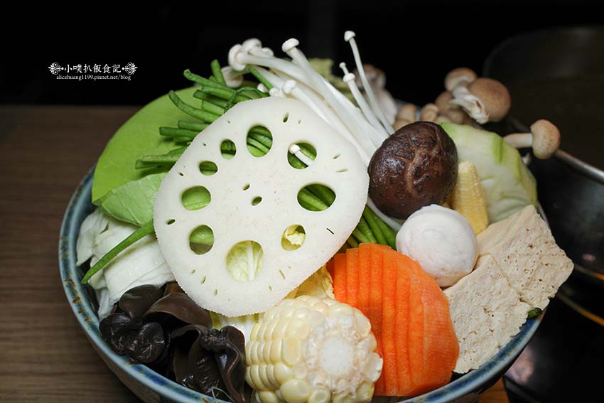 【台北美食】『王鍋屋逸仙創始總店』近市政府站/信義區精緻鍋物推薦/中日混血酸白菜鍋/老饕必吃,青花椒酸白菜鍋、帶皮黑毛五花豚