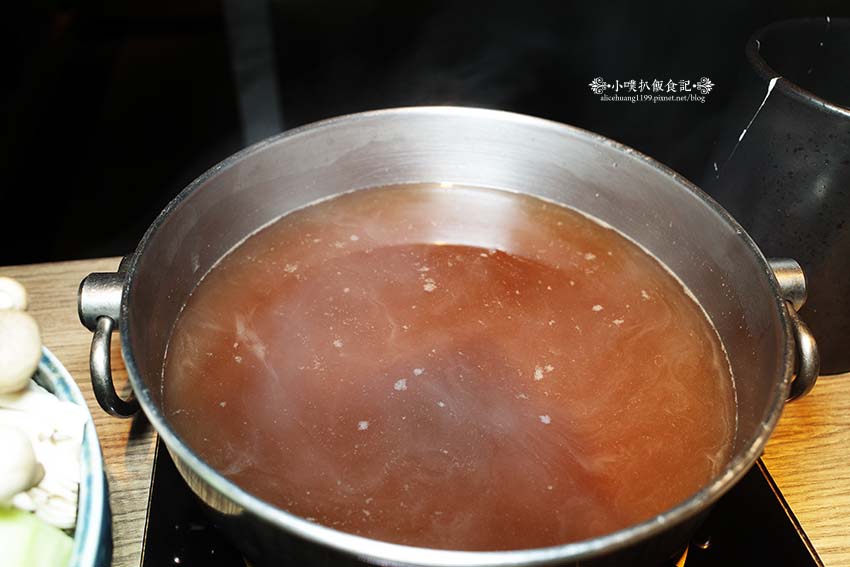 【台北美食】『王鍋屋逸仙創始總店』近市政府站/信義區精緻鍋物推薦/中日混血酸白菜鍋/老饕必吃,青花椒酸白菜鍋、帶皮黑毛五花豚