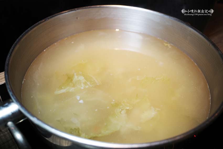 【台北美食】『王鍋屋逸仙創始總店』近市政府站/信義區精緻鍋物推薦/中日混血酸白菜鍋/老饕必吃,青花椒酸白菜鍋、帶皮黑毛五花豚