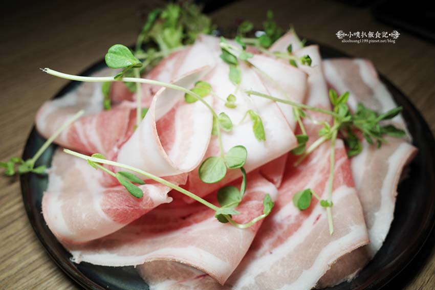 【台北美食】『王鍋屋逸仙創始總店』近市政府站/信義區精緻鍋物推薦/中日混血酸白菜鍋/老饕必吃,青花椒酸白菜鍋、帶皮黑毛五花豚