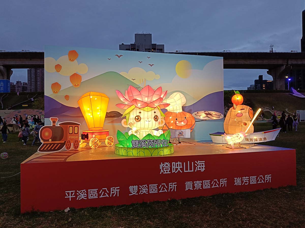 【2026新北燈會】勁馬奔騰/6公尺療癒韓國線條小狗/360度全景環繞,高達15公尺的巨型紅寶馬 - 第31張圖 IMG20260228175640