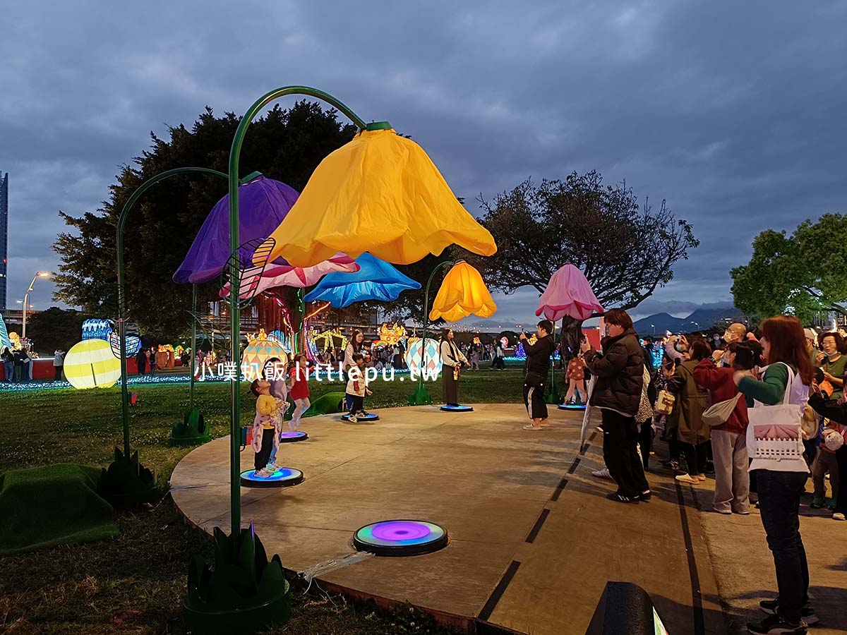 【2026新北燈會】勁馬奔騰/6公尺療癒韓國線條小狗/360度全景環繞,高達15公尺的巨型紅寶馬 - 第19張圖 IMG20260228180416