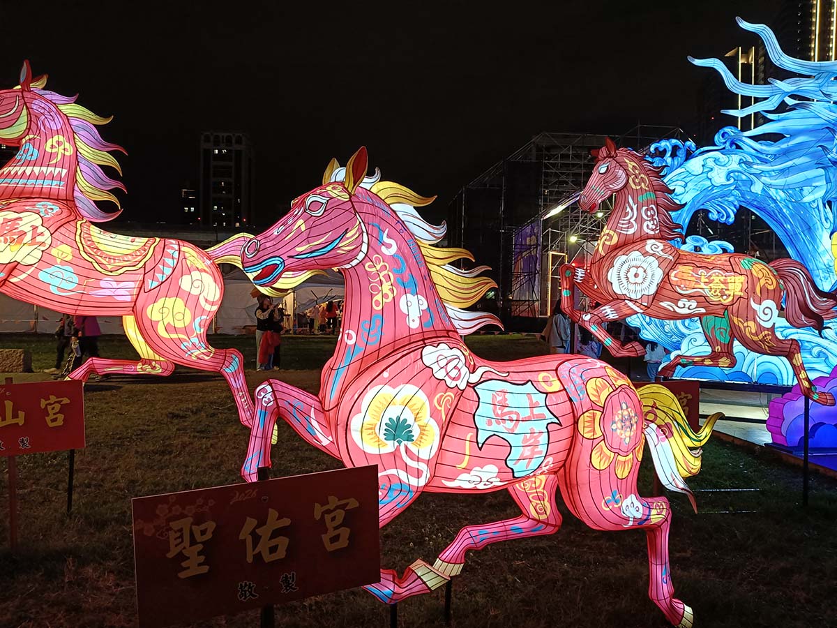 【2026新北燈會】勁馬奔騰/6公尺療癒韓國線條小狗/360度全景環繞,高達15公尺的巨型紅寶馬 - 第29張圖 IMG20260228183710