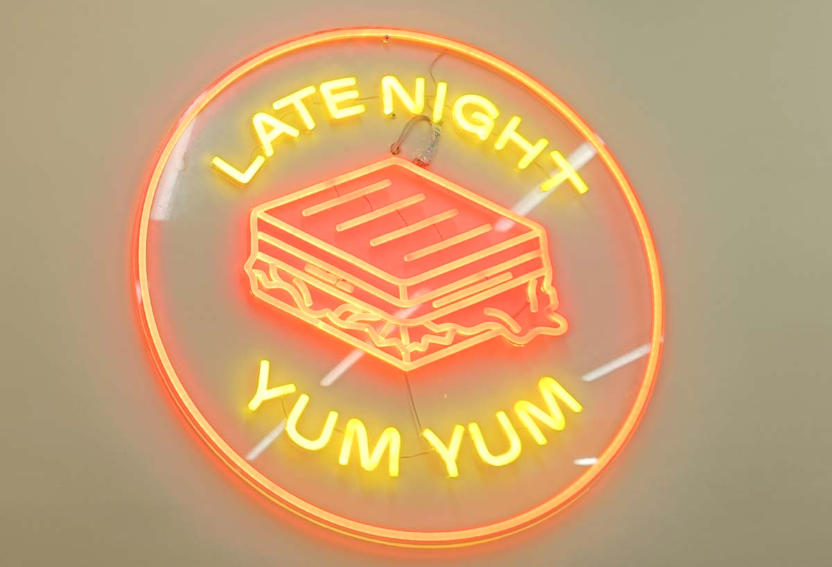 【永和宵夜首選】『宵夜場 永和文化店』必吃酥脆爆餡芋泥肉鬆蛋餅、激推超狂麻辣過癮皮蛋炒泡麵 - 第4張圖 宵夜場 永和文化店